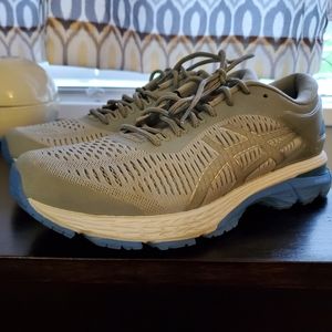 Women's athletic shoes